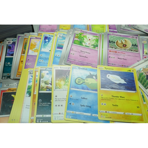 2209 - A collection of 600 Pokémon cards in collectors box with some holographic