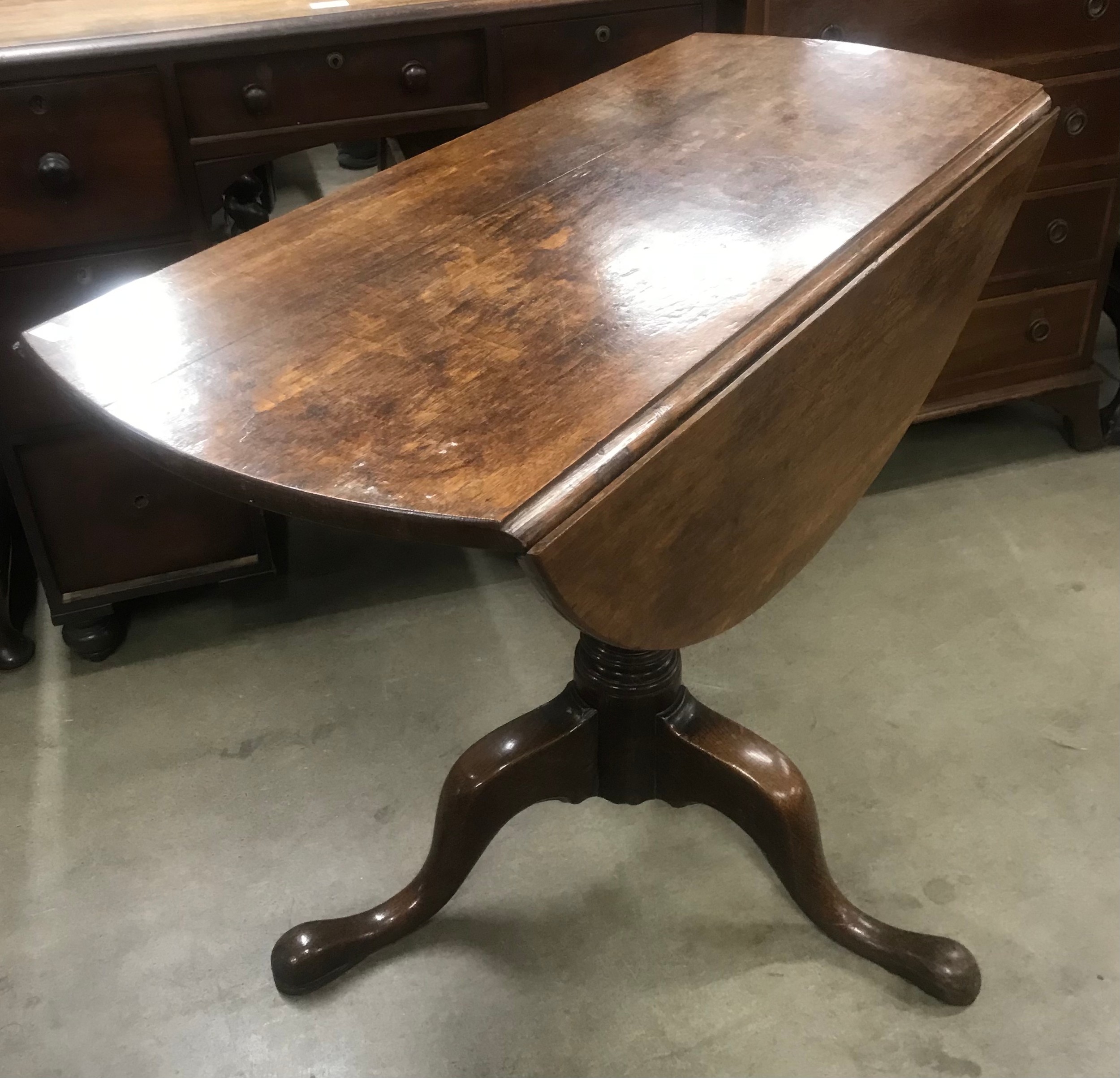 A George III oak circular drop leaf tea table