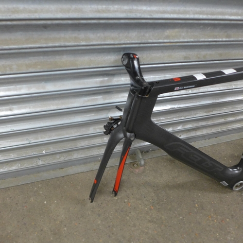 5141 - A Felt DA TT 40500 carbon fibre DA4 TT triathlon bike frame *Police repossession