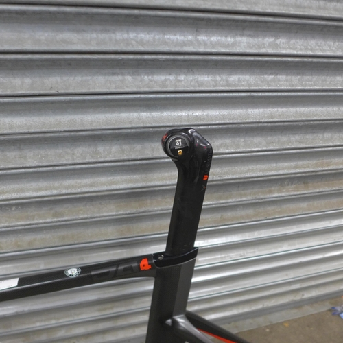 5141 - A Felt DA TT 40500 carbon fibre DA4 TT triathlon bike frame *Police repossession