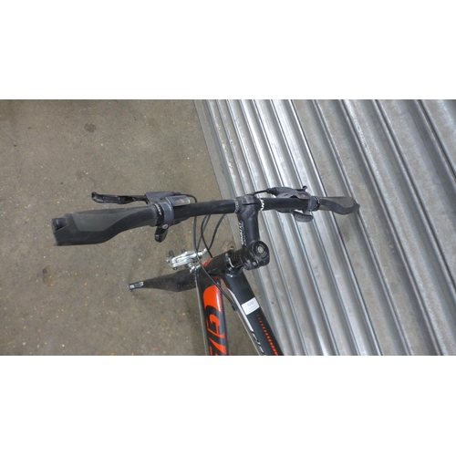 5152 - A Giant Rapid Aluxx fluidform aluminium medium sized bike frame with seat, handle bars, gear set and... 