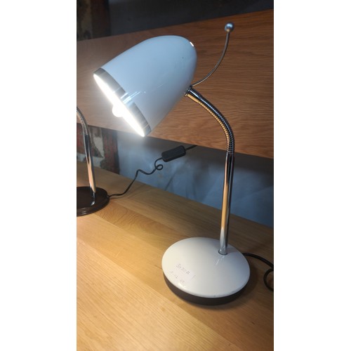 3030A - White metal flexi desk lamp