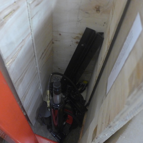 5237 - A boxed CT1321 hydraulic coil spring compressor * This lot is subject to VAT