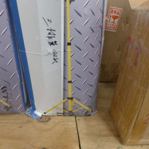 5271 - A boxed sample 32W twin compact fluorescent lamp* This lot is subject to VAT