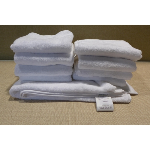 6033 - Quantity of Grandeur hand towels and a bath towel  (351-194, 205) *This lot is subject to VAT