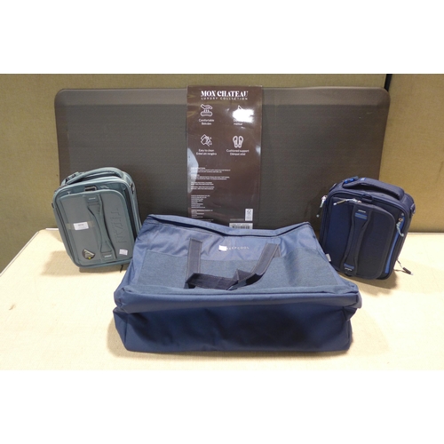 6036 - Herringbone kitchen mat, Two Titan lunchboxes and a cooler bag (351-176) *This lot is subject to VAT