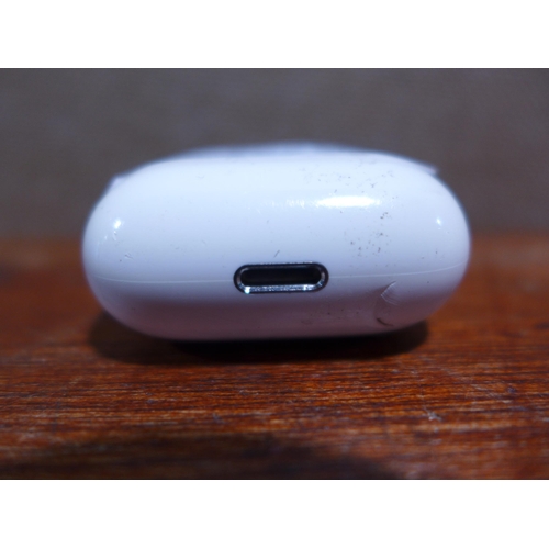 6081 - Apple AirPods with charging case (2nd generation) model no: mv7n2zm/a, Original RRP £99.99 + VAT (35... 