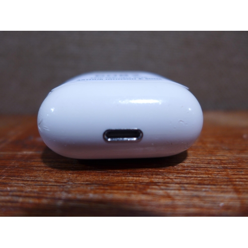 6082 - Apple AirPods with charging case (2nd generation) model no: mv7n2zm/a, Original RRP £99.99 + VAT (35... 