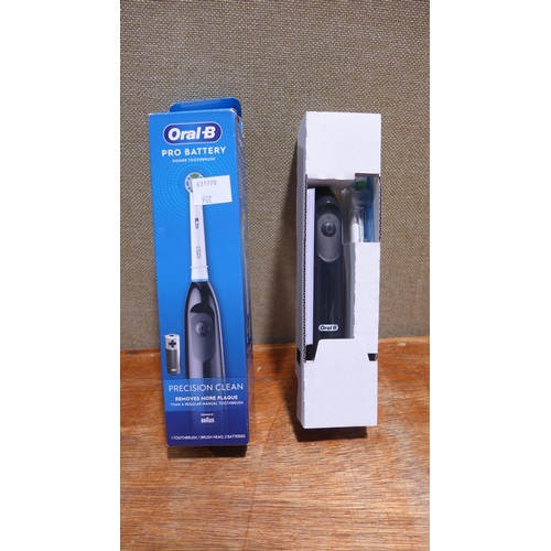 6118 - Two Oral-B DB5 toothbrushes (350-233/902) *This lot is subject to VAT