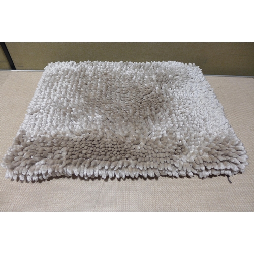 6156 - Mohawk bath runner and a Spa Retreat bath rug  (351-30,40) *This lot is subject to VAT