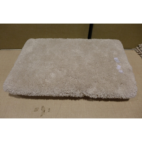 6156 - Mohawk bath runner and a Spa Retreat bath rug  (351-30,40) *This lot is subject to VAT