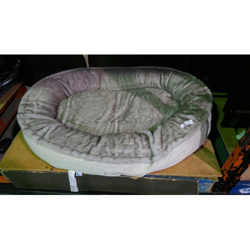 6299 - Kirkland Signature oval cuddler pet bed (352-336) *This lot is subject to VAT