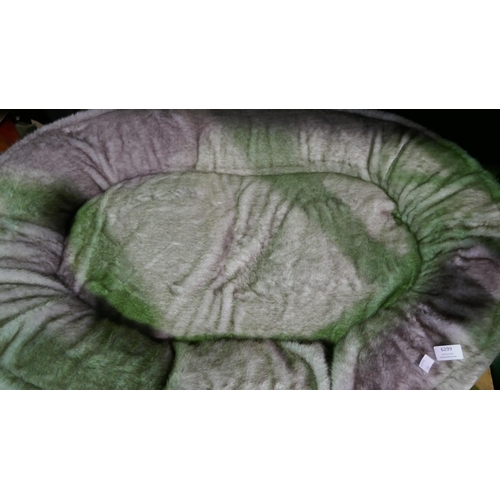 6299 - Kirkland Signature oval cuddler pet bed (352-336) *This lot is subject to VAT