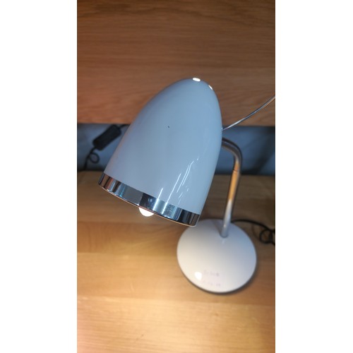 3050 - White metal flexi desk lamp