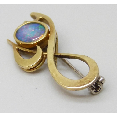 7001 - An Art Nouveau style 18ct gold and triplet opal brooch, metal pin, 3.3cm, 5.4g