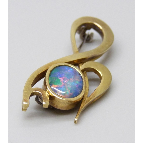 7001 - An Art Nouveau style 18ct gold and triplet opal brooch, metal pin, 3.3cm, 5.4g