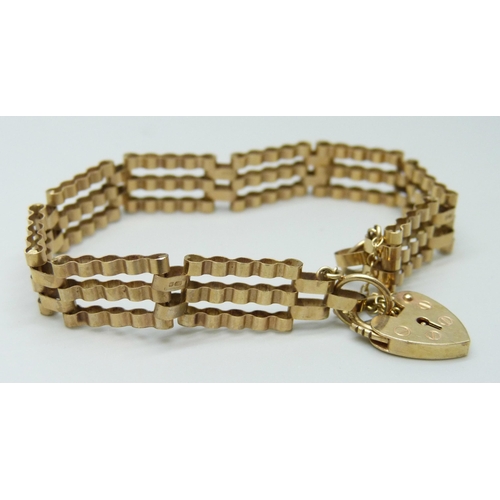 7007 - A 9ct gold gate bracelet, 6.2g, 9mm link width