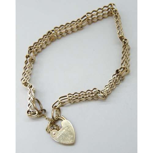 7007 - A 9ct gold gate bracelet, 6.2g, 9mm link width