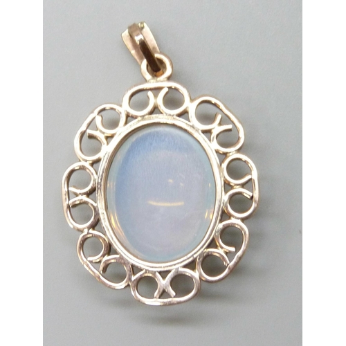 7012 - A yellow metal chalcedony set pendant, 6.2g, 3.7cm including bale