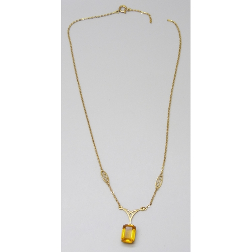 7019 - A 9ct gold necklace set with an orange paste stone, chain a/f, 3g