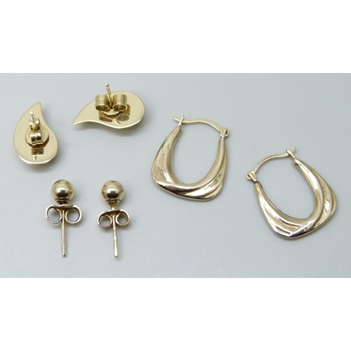 7021 - A collection of 9ct gold earrings including hoops, 2.3g