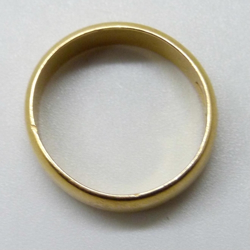 7022 - A 22ct gold wedding ring, 6.2g, K