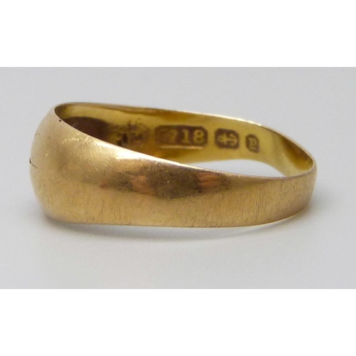 7032 - An 18ct gold ring, 2.1g, O, lacking stone and misshapen