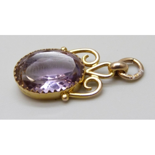 7033 - A 9ct gold mounted amethyst pendant, 2.2g, 2.4cm