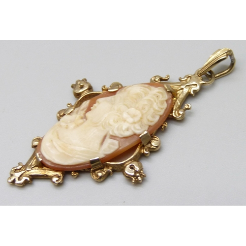 7039 - A 9ct gold framed cameo pendant, 5.8g, 5.3cm