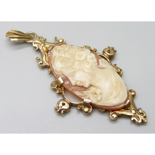 7039 - A 9ct gold framed cameo pendant, 5.8g, 5.3cm