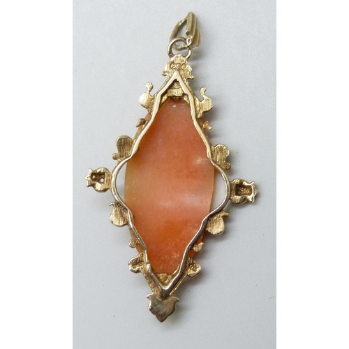 7039 - A 9ct gold framed cameo pendant, 5.8g, 5.3cm