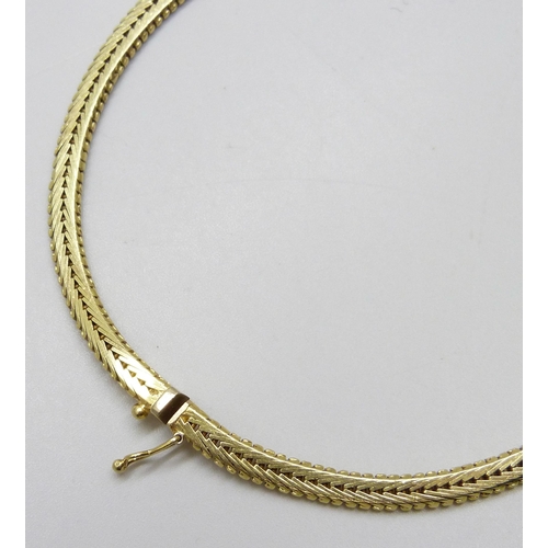 7040 - An 18ct three tone gold textured necklace, 49g, 42cm