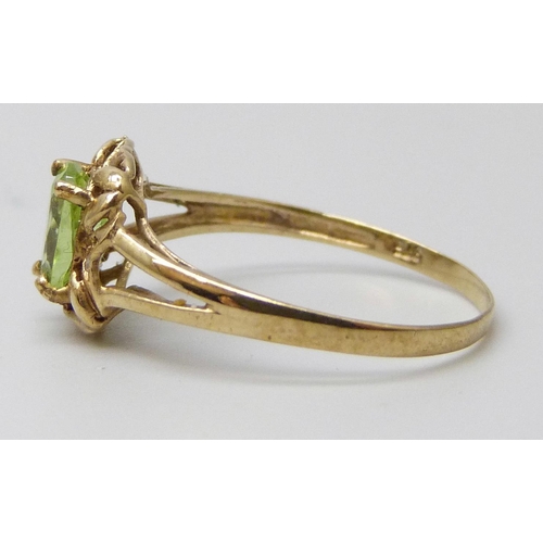 7043 - A 9ct gold, peridot and diamond ring, 1.2g, O