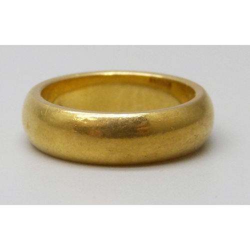 7047 - A 22ct gold wedding band, 7.4g, H