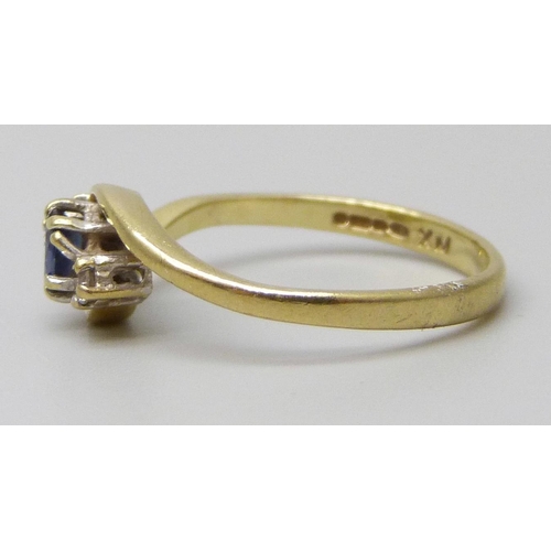 7052 - An 18ct gold, diamond and sapphire crossover ring, 2.1g, L