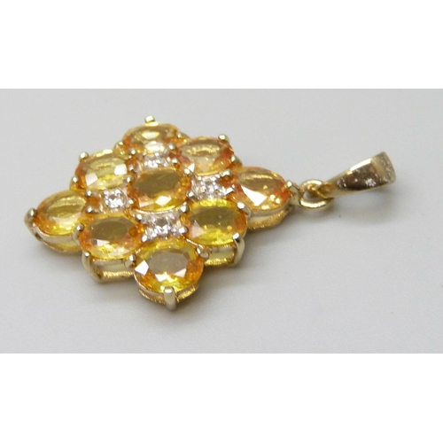 7057 - A 9ct gold pendant set with yellow and white stones, 2g, 2.7cm including bale