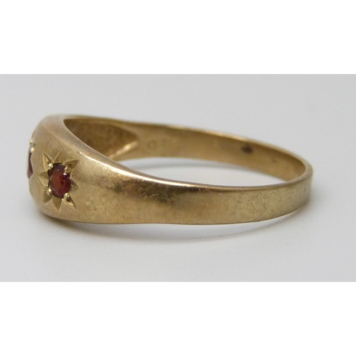 7059 - A 9ct gold and garnet ring, 2.4g, S