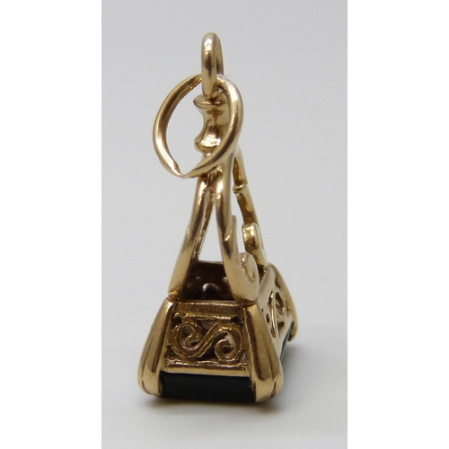 7065 - A yellow metal onyx set seal fob pendant, 2.3g, 2.5cm