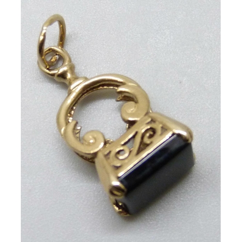 7065 - A yellow metal onyx set seal fob pendant, 2.3g, 2.5cm