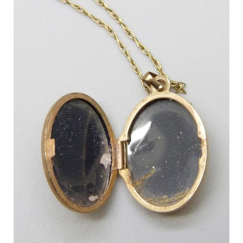 7069 - A 9ct gold pendant, 1.4g, a 9ct gold yellow metal locket on a 9ct gold chain, 1.8g, and a collection... 