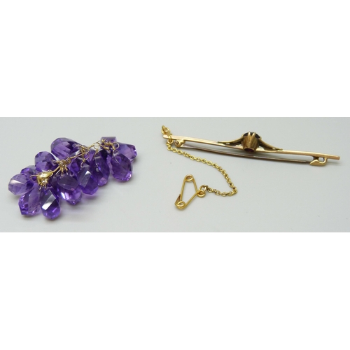 7078 - A 9ct gold bar brooch set with an amethyst, 2.4g, 5.5cm, together with an amethyst drop pendant