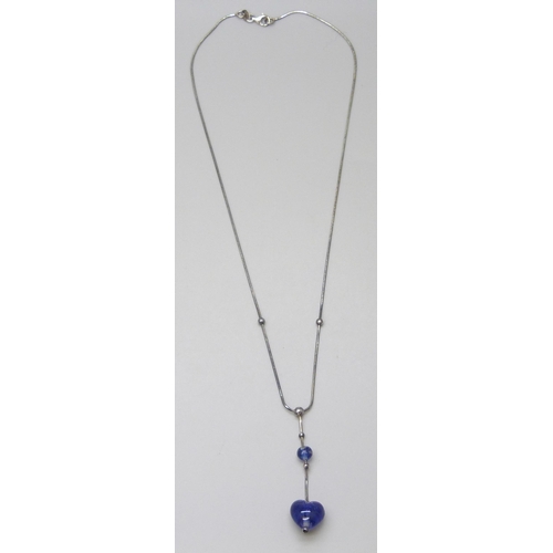 7101 - A silver necklace with blue heart shaped glass pendant, 6.8g