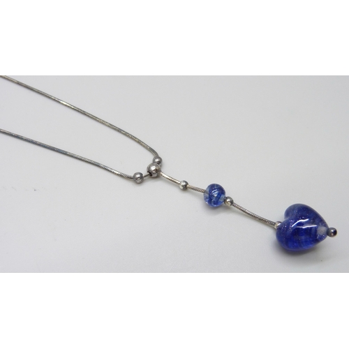 7101 - A silver necklace with blue heart shaped glass pendant, 6.8g