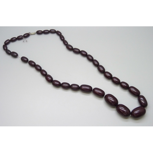 7109 - A vintage resin bead necklace, 82g