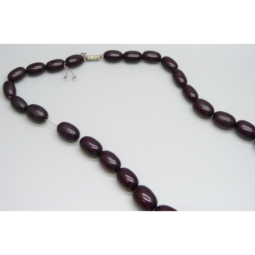 7109 - A vintage resin bead necklace, 82g