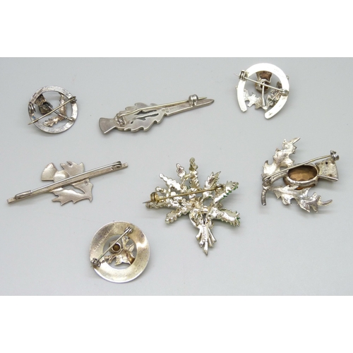 7127 - A collection of Scottish style silver brooches including thistle design examples, six marked as silv... 