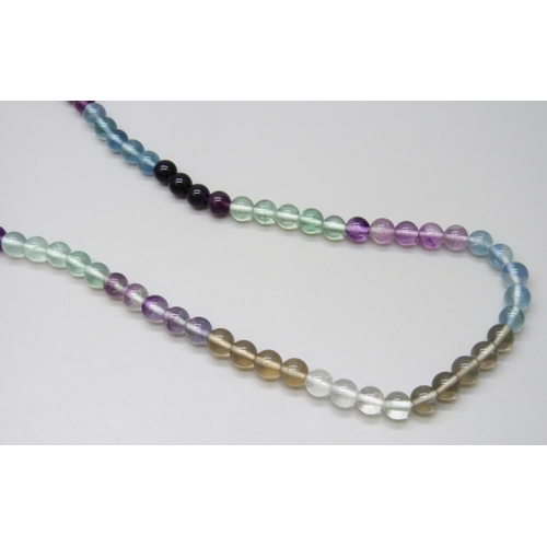 7134 - A silver mounted fluorite necklace, 78g, 70cm