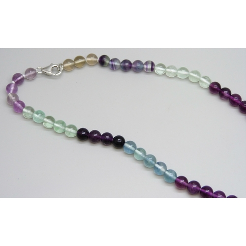 7134 - A silver mounted fluorite necklace, 78g, 70cm