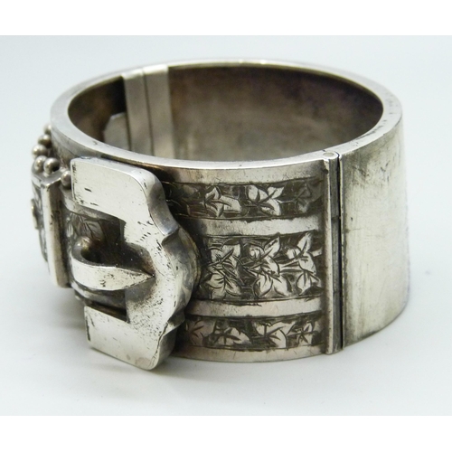 7138 - A Victorian silver buckle bangle, Birmingham 1883, 48g, 3.1cm wide, with fitted case