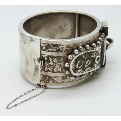 7138 - A Victorian silver buckle bangle, Birmingham 1883, 48g, 3.1cm wide, with fitted case